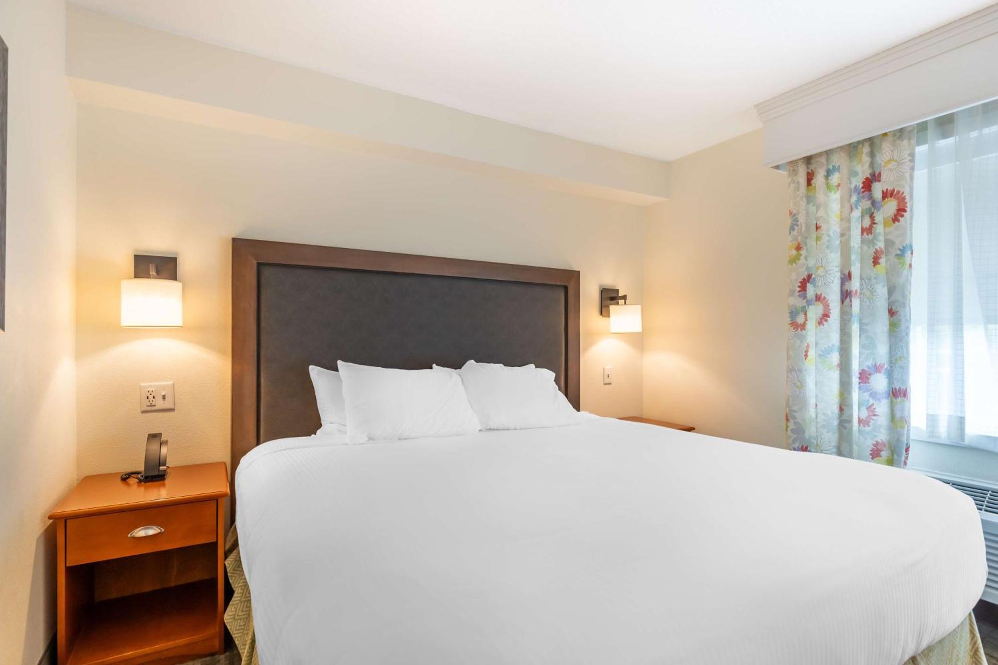 Best Western Plus University Park Inn & Suites Ames Exterior photo
